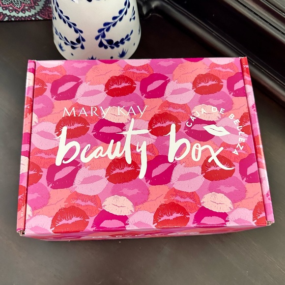 Mary Kay 5 Piece Beauty Box - Picture 1 of 14